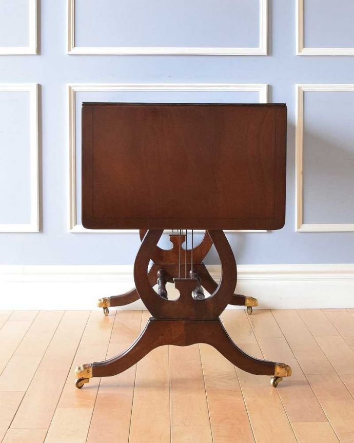 アンティークのデスク・書斎机　アンティーク家具　キャスター付きのマホガニー材デスク、伸張式のアンティークバタフライテーブル。天板を畳むとこんな感じ閉じたときは、また違った表情を見せて楽しませてくれます。(k-2059-f)