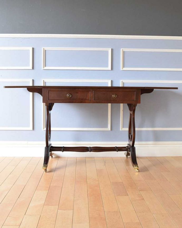 アンティークのデスク・書斎机　アンティーク家具　キャスター付きのマホガニー材デスク、伸張式のアンティークバタフライテーブル。後ろ姿にも自信がありますアンティークは新品ではないので経年変化によるキズはありますが、専門の職人がしっかり修復したので、どの角度から見てもキレイです。(k-2059-f)