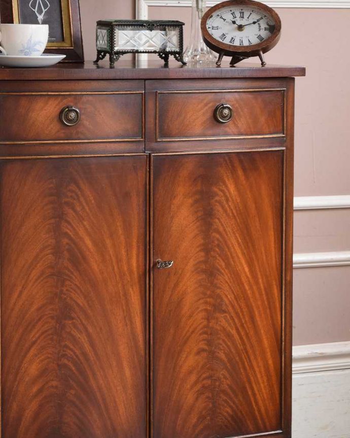 アンティークのキャビネット　アンティーク家具　マホガニー材のアンティーク家具、イギリスのカップボード（ベッドサイドカップボード）。アンティーク家具だから手に入る美しい木目現代では手に入れることが出来ない質のいい素材が使われているのもアンティーク家具の特長。(k-2060-f)