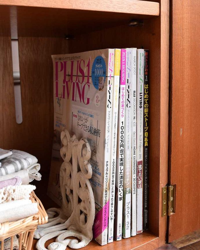 アンティークのキャビネット　アンティーク家具　マホガニー材のアンティーク家具、イギリスのカップボード（ベッドサイドカップボード）。扉の中は収納たっぷりA4サイズの雑誌までしっかり収納出来ちゃう大きさ。(k-2060-f)