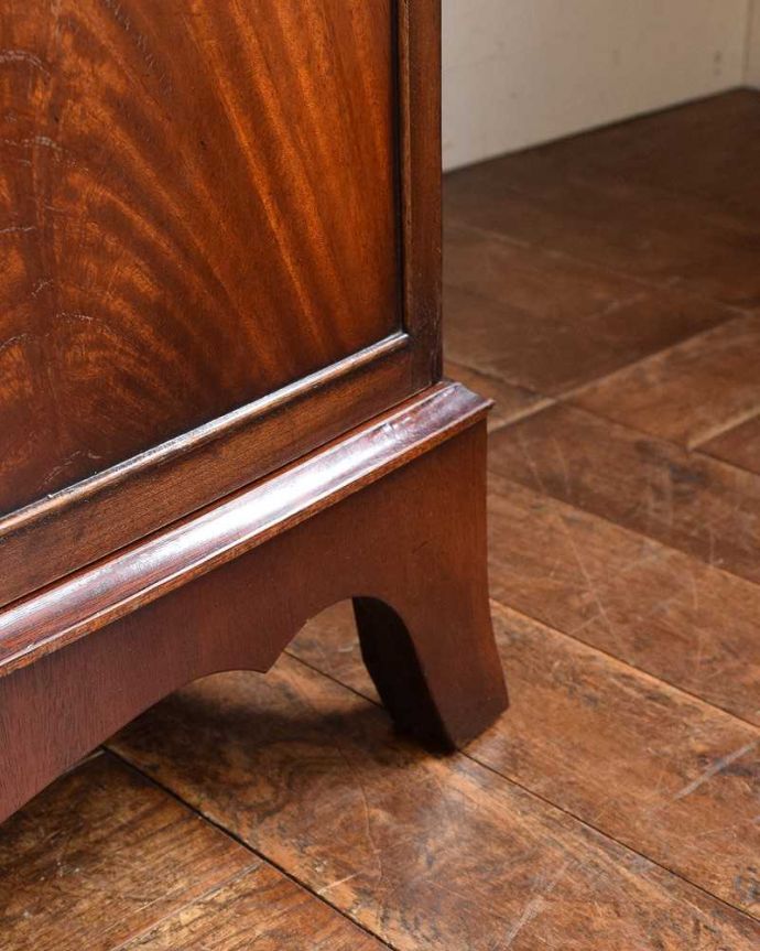 アンティークのキャビネット　アンティーク家具　マホガニー材のアンティーク家具、イギリスのカップボード（ベッドサイドカップボード）。女性１人でもラクに運べちゃうヒミツHandleのアンティークは、脚の裏にフェルトキーパーをお付けしているので、床を滑らせれば女性でも移動がカンタンです。(k-2060-f)