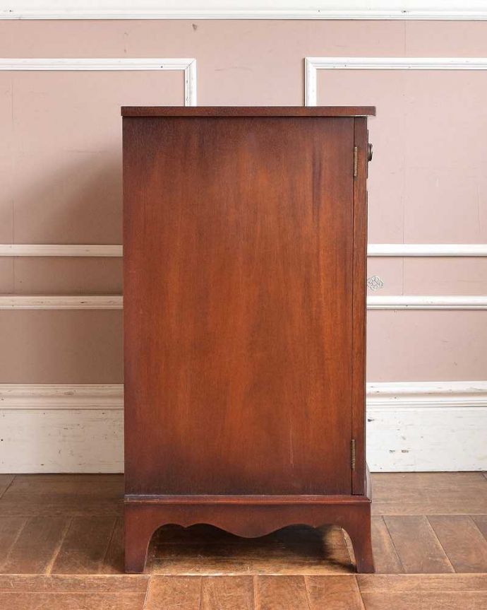 アンティークのキャビネット　アンティーク家具　マホガニー材のアンティーク家具、イギリスのカップボード（ベッドサイドカップボード）。横から見てもステキなんです。(k-2060-f)