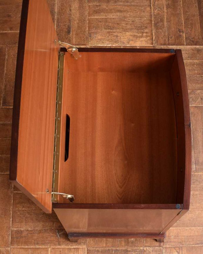 アンティークのキャビネット　アンティーク家具　マホガニー材のアンティーク家具、イギリスのカップボード（ベッドサイドカップボード）。天板も開きますこんな風に天板を開いて使うこともできます。(k-2060-f)