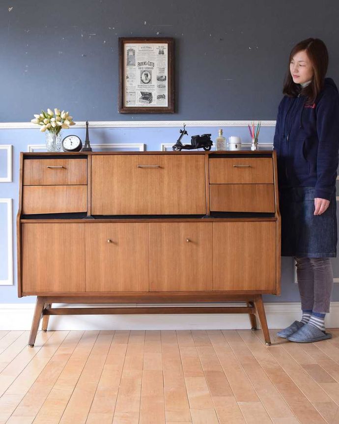 アンティークのキャビネット アンティーク家具 和室にもおすすめの北欧インテリア、イギリス輸入のレトロな雰囲気のリビングサイドボード。人気のヒミツは北欧スタイルのデザインやっぱりスッキリとカッコイイ北欧デザインが人気のサイドボード。(k-2061-f)