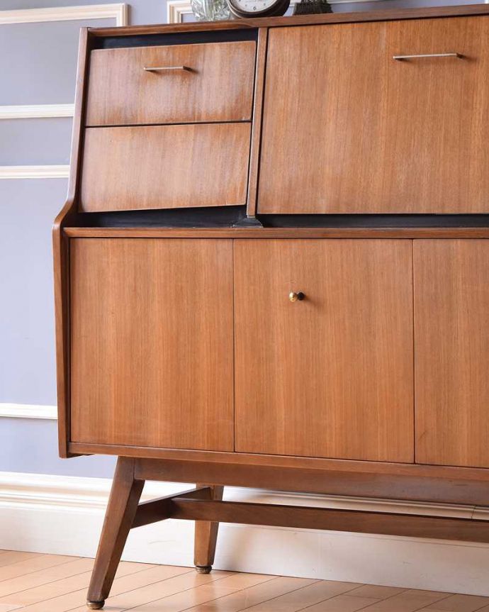 アンティークのキャビネット アンティーク家具 和室にもおすすめの北欧インテリア、イギリス輸入のレトロな雰囲気のリビングサイドボード。ヴィンテージ家具らしいあたたかさ。(k-2061-f)