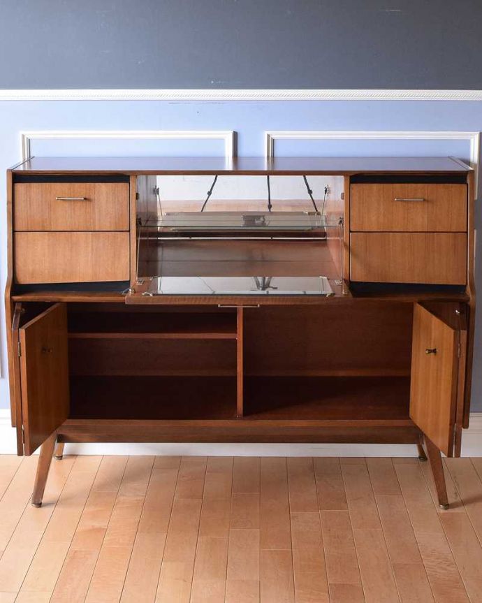 アンティークのキャビネット アンティーク家具 和室にもおすすめの北欧インテリア、イギリス輸入のレトロな雰囲気のリビングサイドボード。扉の奥はたっぷり収納扉を開けると、中にはたっぷりの収納。(k-2061-f)