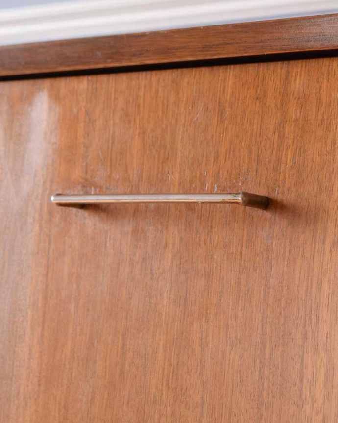 アンティークのキャビネット アンティーク家具 和室にもおすすめの北欧インテリア、イギリス輸入のレトロな雰囲気のリビングサイドボード。扉の木目があたたかさを演出クールなデザインなのに、なんだかほっとするあたたかさ。(k-2061-f)