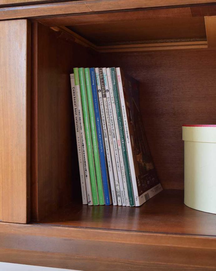 アンティークのキャビネット アンティーク家具 和室にもおすすめの北欧インテリア、イギリス輸入のレトロな雰囲気のリビングサイドボード。扉の中は収納たっぷりA4サイズの雑誌までしっかり収納出来ちゃう大きさ。(k-2061-f)