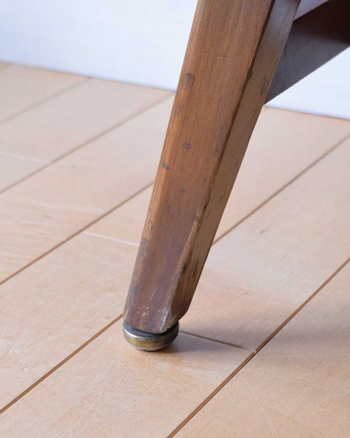 アンティークのキャビネット アンティーク家具 和室にもおすすめの北欧インテリア、イギリス輸入のレトロな雰囲気のリビングサイドボード。スッキリとした脚の裏には…Handleの家具の脚裏にはフェルトキーパーをお付けしています。(k-2061-f)