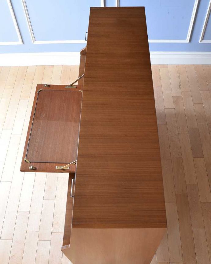 アンティークのキャビネット アンティーク家具 和室にもおすすめの北欧インテリア、イギリス輸入のレトロな雰囲気のリビングサイドボード。天板の塗装もキレイに仕上げましたヴィンテージの家具は修復方法が様々。(k-2061-f)