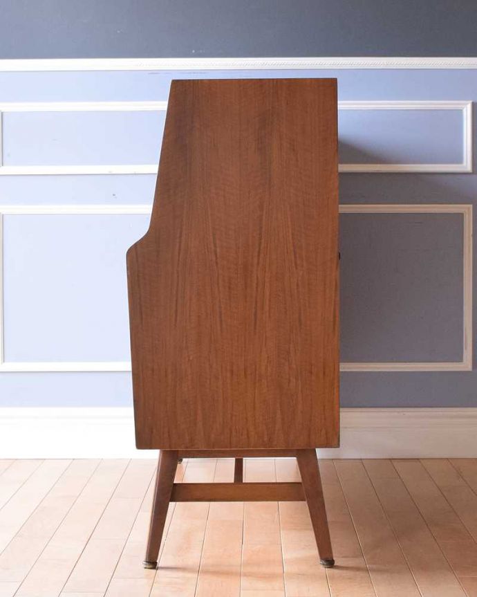 アンティークのキャビネット アンティーク家具 和室にもおすすめの北欧インテリア、イギリス輸入のレトロな雰囲気のリビングサイドボード。横から見てもスッキリどこから見てもスッキリとしてステキなヴィンテージ。(k-2061-f)