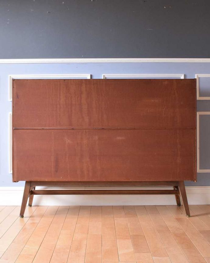 アンティークのキャビネット アンティーク家具 和室にもおすすめの北欧インテリア、イギリス輸入のレトロな雰囲気のリビングサイドボード。もちろん後ろ姿もキレイですビンテージは新品ではないので、もちろん経年変化によるキズはあります。(k-2061-f)