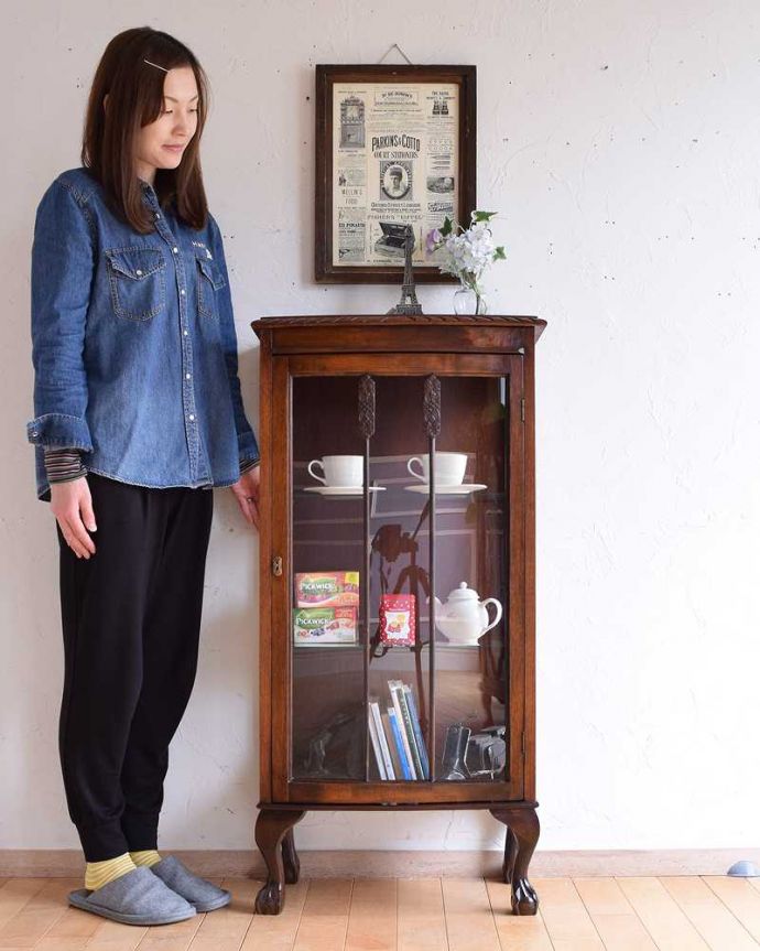 アンティークのキャビネット アンティーク家具 シンプルな美しさが大人っぽい、ウォルナット材のアンティークガラスキャビネット。どこにでも置けちゃうサイズが魅力のキャビネットちょっとしたスペースがあればどこにでも置けちゃうコンパクトサイズのガラスキャビネット。(k-2063-f)