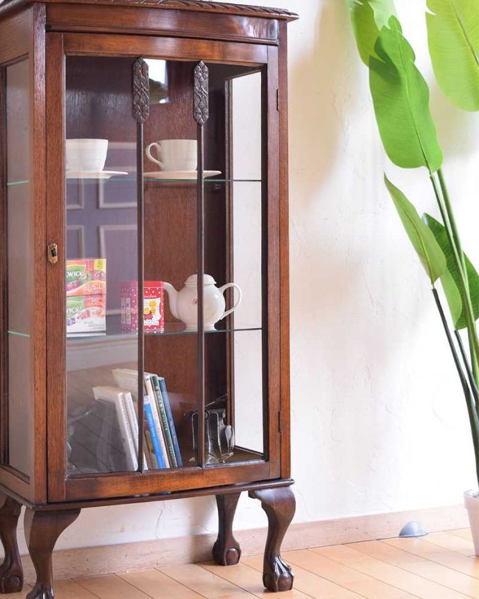 アンティークのキャビネット アンティーク家具 シンプルな美しさが大人っぽい、ウォルナット材のアンティークガラスキャビネット。ガラス越しに中をのぞいてみると・・・中に入れたものが、なんだかちょっと高級に見えちゃうんです。(k-2063-f)