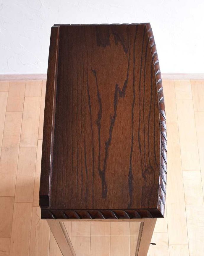 アンティークのキャビネット アンティーク家具 シンプルな美しさが大人っぽい、ウォルナット材のアンティークガラスキャビネット。上から形を見てみましょうキャビネットの形はこんな感じです。(k-2063-f)