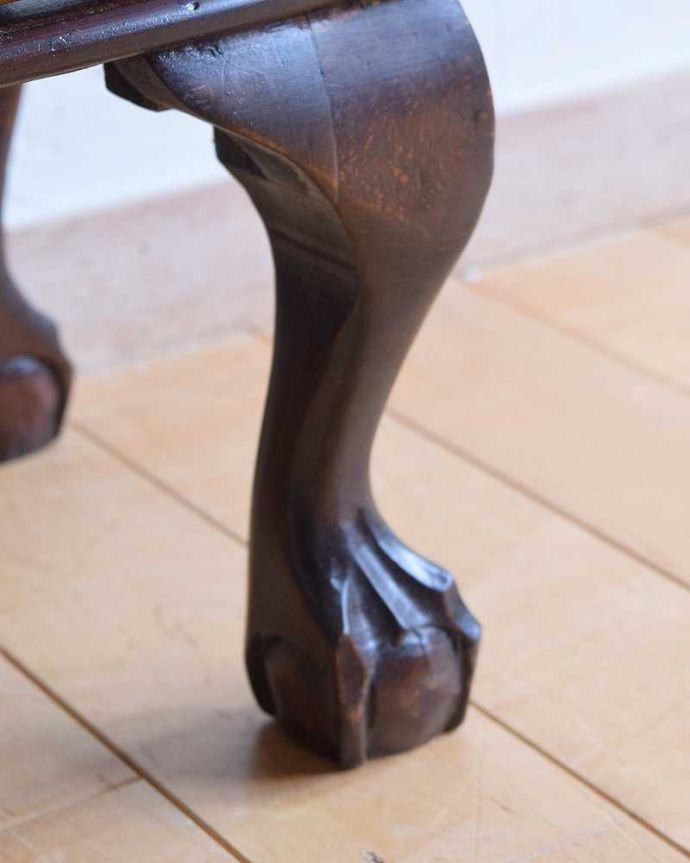 アンティークのキャビネット アンティーク家具 シンプルな美しさが大人っぽい、ウォルナット材のアンティークガラスキャビネット。女性1人でラクラク運べちゃう仕掛けHandleのアンティークは、脚の裏にフェルトキーパーをお付けしています。(k-2063-f)