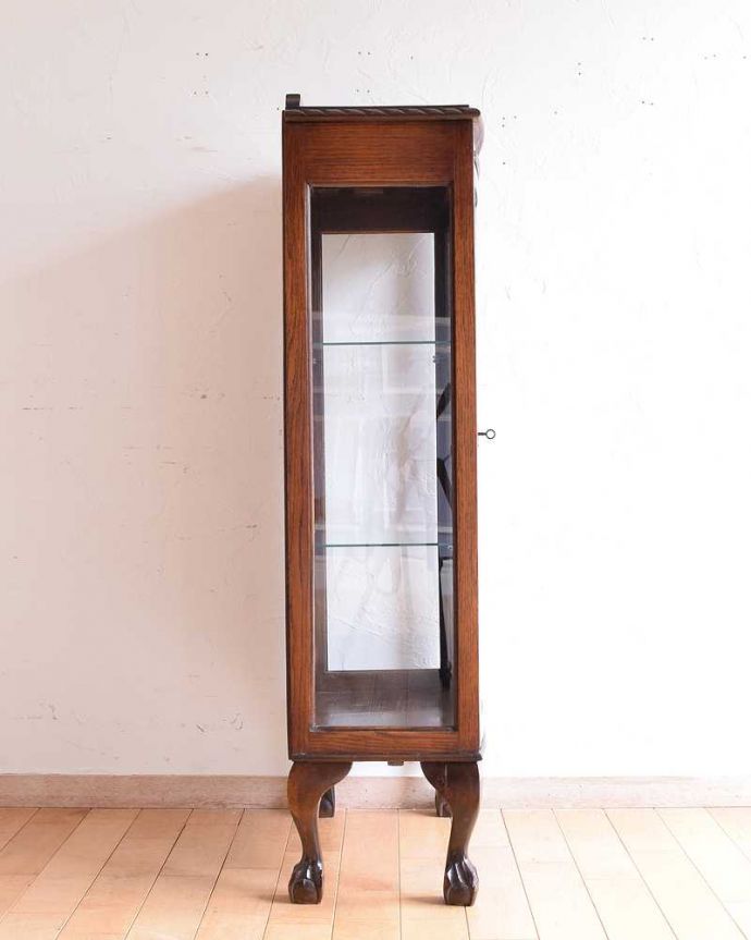 アンティークのキャビネット アンティーク家具 シンプルな美しさが大人っぽい、ウォルナット材のアンティークガラスキャビネット。横から見ると・・・横面もガラス。(k-2063-f)