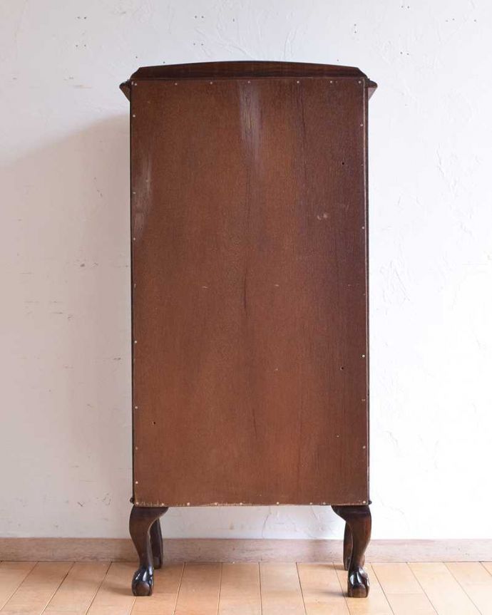 アンティークのキャビネット アンティーク家具 シンプルな美しさが大人っぽい、ウォルナット材のアンティークガラスキャビネット。修復してあるので後姿もキレイ!アンティークは新品ではないので、もちろん経年変化によるキズはありますが、専門の職人がキレイに修復したので、後ろ姿もキレイです。(k-2063-f)