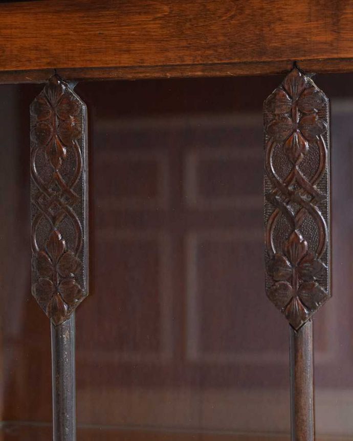 アンティークのキャビネット アンティーク家具 シンプルな美しさが大人っぽい、ウォルナット材のアンティークガラスキャビネット。いろんな場所にこだわり彫のデザインもいろいろです。(k-2063-f)