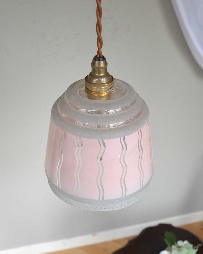 ペンダントライト　照明・ライティング　パステルピンク×波模様が可愛いアンティークシェード（コード・シャンデリア電球・ギャラリーなし）。。(k-2063-z)