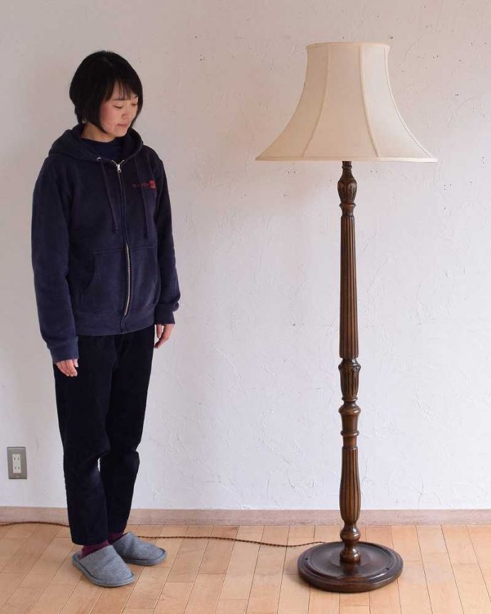 スタンドライト　照明・ライティング　英国輸入のスタンド照明、美しいアンティークフロアランプ（Ｂ22シャンデリア球付）。。(k-2064-f)