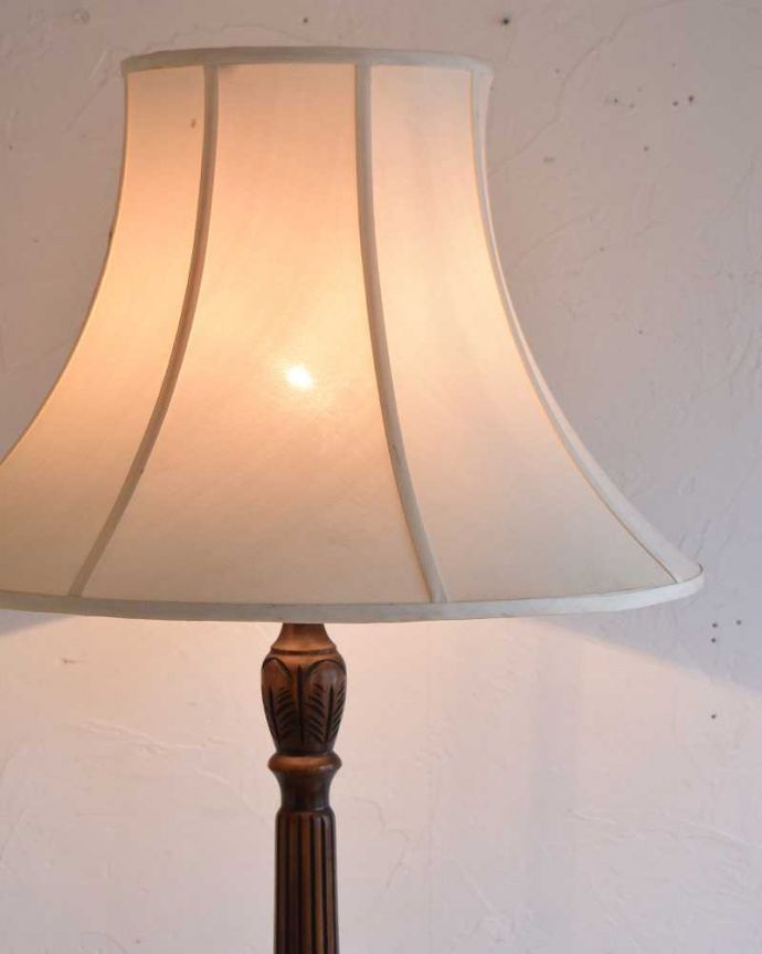 スタンドライト　照明・ライティング　英国輸入のスタンド照明、美しいアンティークフロアランプ（Ｂ22シャンデリア球付）。。(k-2064-f)