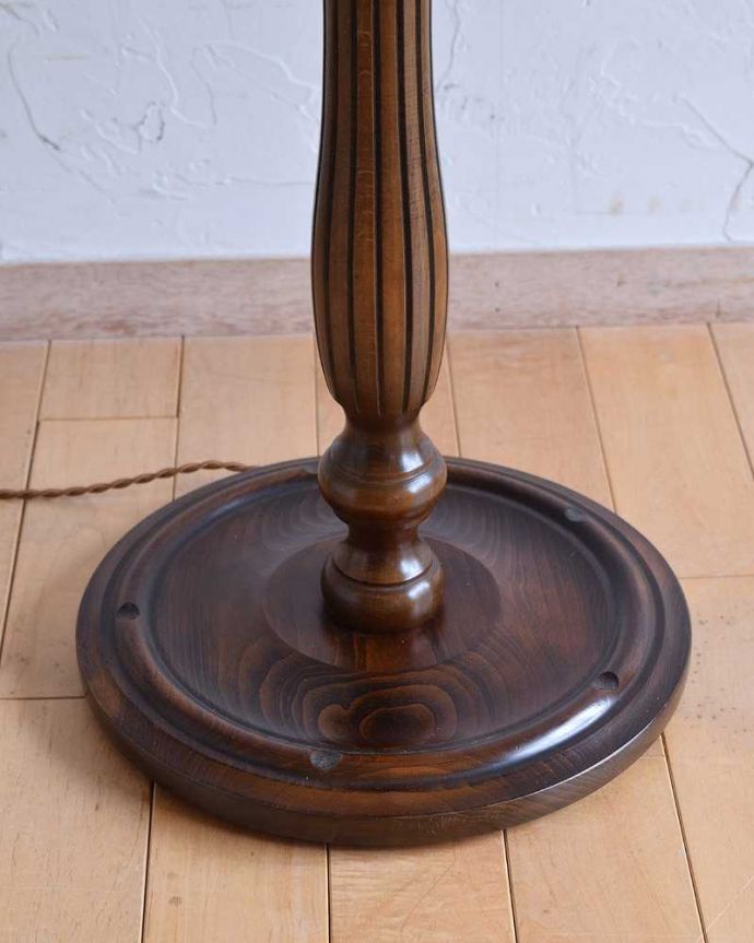 スタンドライト　照明・ライティング　英国輸入のスタンド照明、美しいアンティークフロアランプ（Ｂ22シャンデリア球付）。。(k-2064-f)