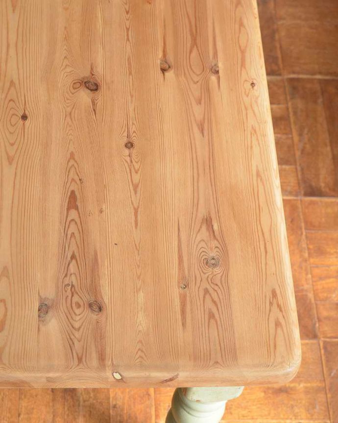 アンティークのテーブル　アンティーク家具　２トーンカラーがナチュラルで可愛い、パイン材のアンティークテーブル。オールドパイン材だけが持つ･･･なんとも言えずあたたかい雰囲気。(k-2065-f)