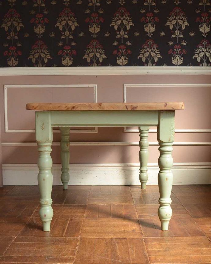 アンティークのテーブル　アンティーク家具　２トーンカラーがナチュラルで可愛い、パイン材のアンティークテーブル。こっち側もキレイです！アンティークは新品ではないので、もちろん経年変化によるキズはありますが、専門の職人がきちんとお直しをしているので、180度どの角度もキレイです。(k-2065-f)