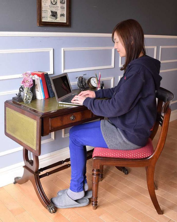 アンティークのデスク・書斎机　アンティーク家具　使い勝手が良い伸張式デスク、アンティークバタフライテーブル（キャスター付き）。自分だけのちょっと贅沢な時間テーブルとしてもデスクとしても使えるデザイン。(k-2066-f)