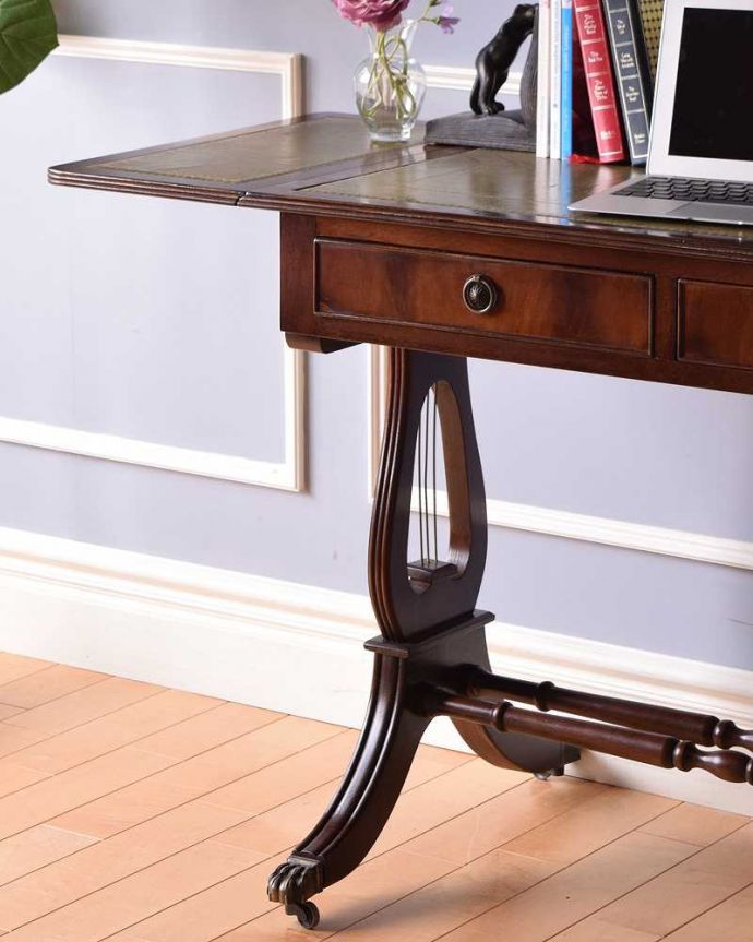アンティークのデスク・書斎机　アンティーク家具　使い勝手が良い伸張式デスク、アンティークバタフライテーブル（キャスター付き）。英国アンティークらしい優雅な姿にうっとりアンティークらしいデザインの美しさ。(k-2066-f)