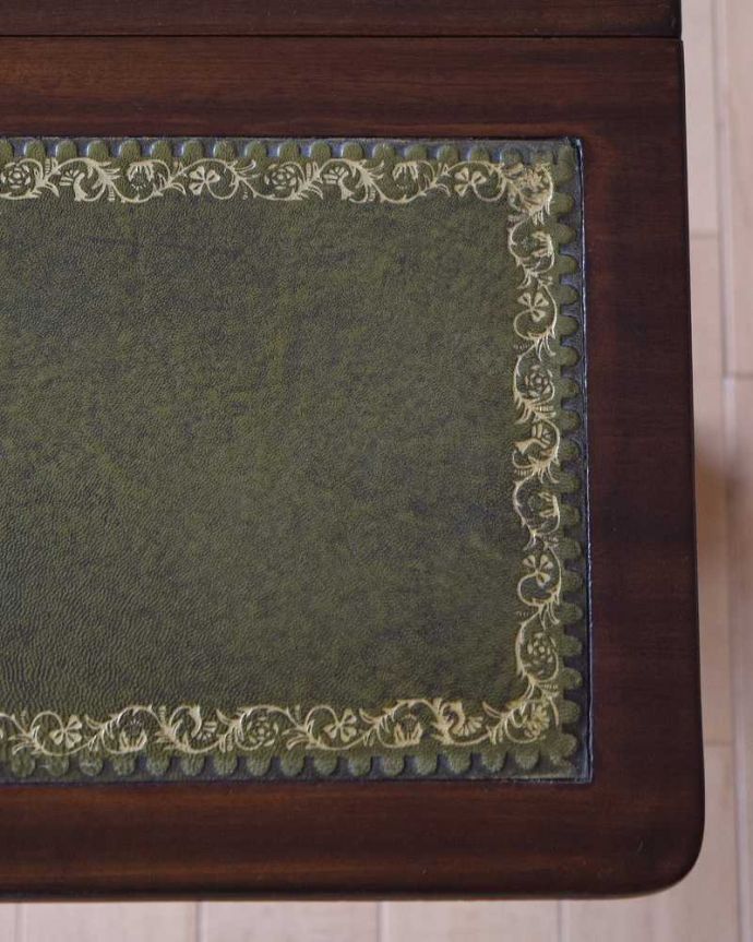 アンティークのデスク・書斎机　アンティーク家具　使い勝手が良い伸張式デスク、アンティークバタフライテーブル（キャスター付き）。天板を近くから見ると･･･革のコンディションもとてもよくキレイです。(k-2066-f)