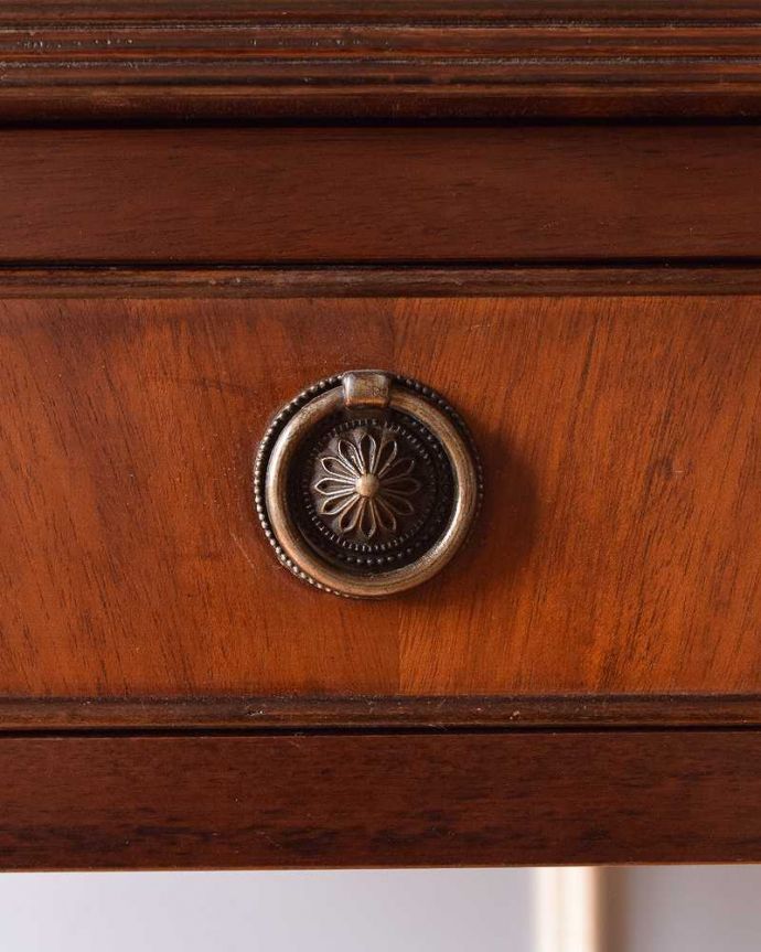 アンティークのデスク・書斎机　アンティーク家具　使い勝手が良い伸張式デスク、アンティークバタフライテーブル（キャスター付き）。アンティークらしい取っ手アンティークらしいデザインの取っ手を、そっと引っ張って開けるたびに、宝箱を開けている気分です。(k-2066-f)