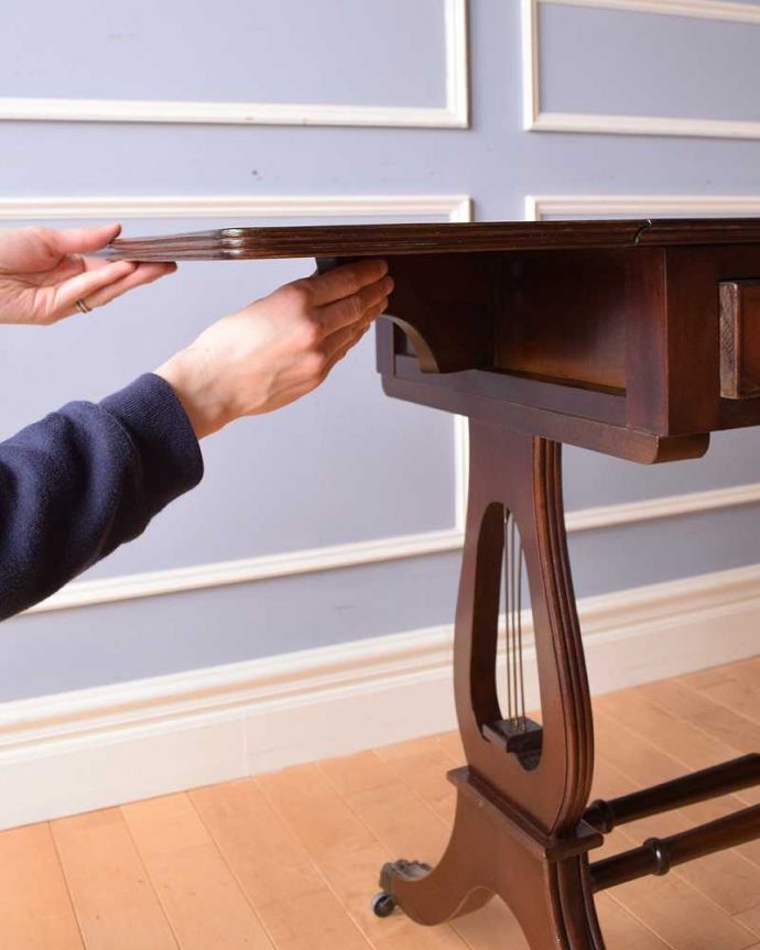 アンティークのデスク・書斎机　アンティーク家具　使い勝手が良い伸張式デスク、アンティークバタフライテーブル（キャスター付き）。あっという間にサイズ変更OK！天板を持ち上げてバーを出すだけで、簡単にサイズが変えれます。(k-2066-f)