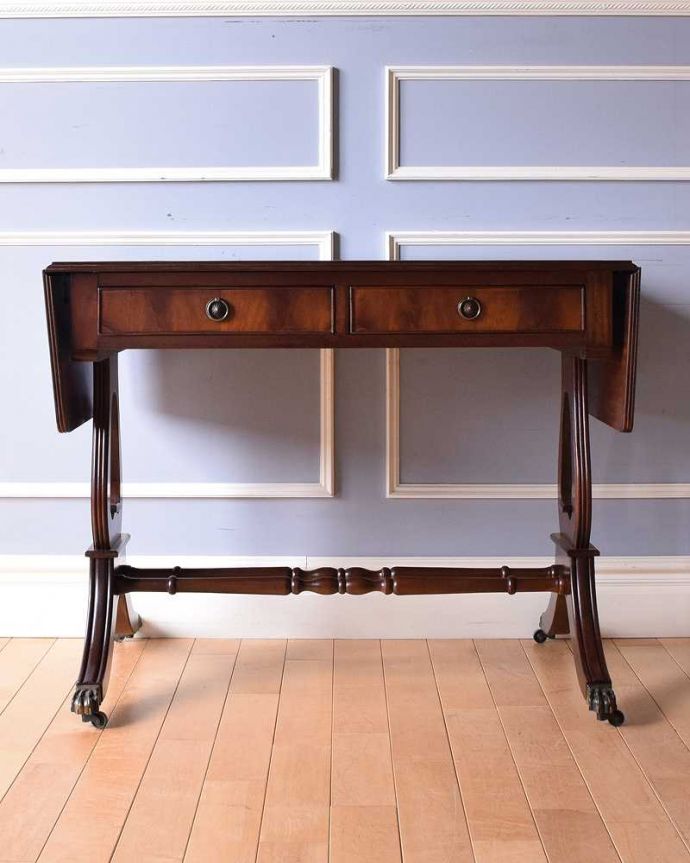 アンティークのデスク・書斎机　アンティーク家具　使い勝手が良い伸張式デスク、アンティークバタフライテーブル（キャスター付き）。リーフを畳むと･･･天板の両側のリーフを畳むと意外にコンパクト。(k-2066-f)