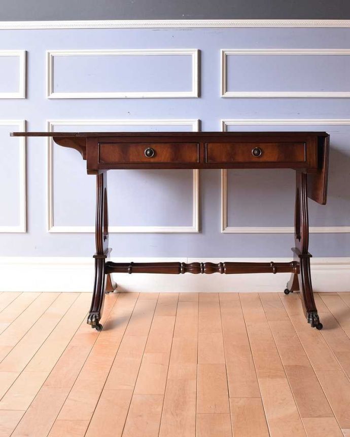 アンティークのデスク・書斎机　アンティーク家具　使い勝手が良い伸張式デスク、アンティークバタフライテーブル（キャスター付き）。片方だけ開いても使えます3WAYで使えるから、片側だけ開いた状態でもOK。(k-2066-f)