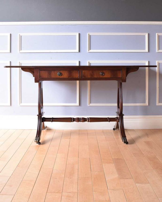 アンティークのデスク・書斎机　アンティーク家具　使い勝手が良い伸張式デスク、アンティークバタフライテーブル（キャスター付き）。両方開いて広々と左右のリーフを開けばゆったりサイズ。(k-2066-f)