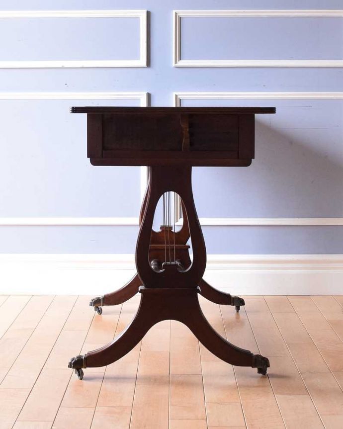 アンティークのデスク・書斎机　アンティーク家具　使い勝手が良い伸張式デスク、アンティークバタフライテーブル（キャスター付き）。横から見てもステキ脚元のデザインは、横から見ると、より美しさが分かります。(k-2066-f)