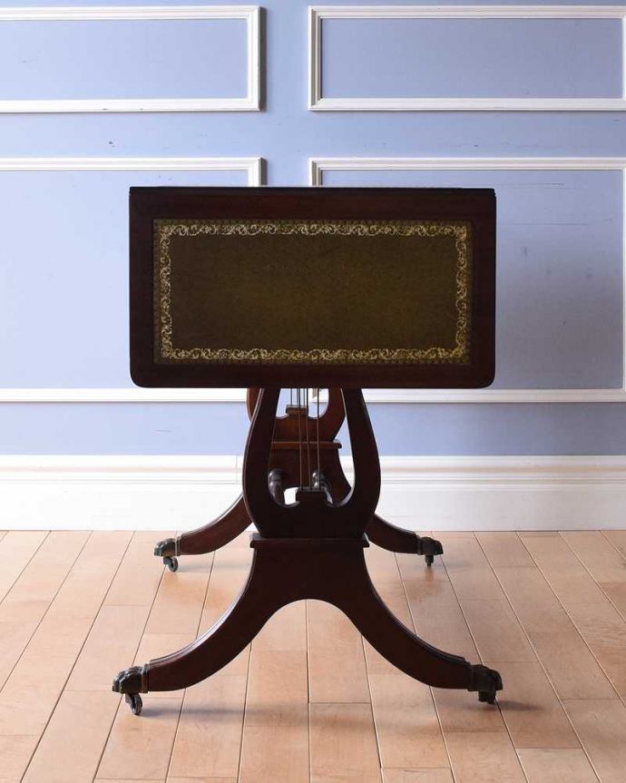 アンティークのデスク・書斎机　アンティーク家具　使い勝手が良い伸張式デスク、アンティークバタフライテーブル（キャスター付き）。天板を畳むとこんな感じ閉じたときは、また違った表情を見せて楽しませてくれます。(k-2066-f)