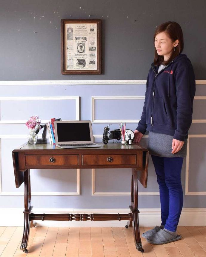 アンティークのデスク・書斎机　アンティーク家具　使い勝手が良い伸張式デスク、アンティークバタフライテーブル（キャスター付き）。蝶の羽がモチーフになった美しいテーブルまるで蝶々が羽を広げるように折りたたみが出来るところから名前が付けられた「バタフライ（蝶々）テーブル」。(k-2066-f)