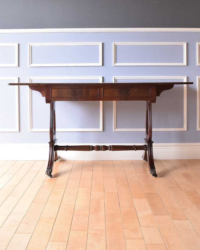 アンティークのデスク・書斎机　アンティーク家具　使い勝手が良い伸張式デスク、アンティークバタフライテーブル（キャスター付き）。後ろ姿にも自信がありますアンティークは新品ではないので経年変化によるキズはありますが、専門の職人がしっかり修復したので、どの角度から見てもキレイです。(k-2066-f)