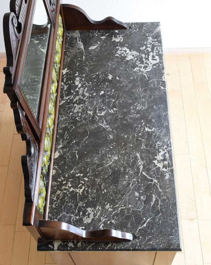 サイドボード　アンティーク家具　英国アンティーク家具、フルーツモチーフのタイルのミラー付きウォッシュハンドスタンド（チェスト）。天然の大理石が使われた贅沢な天板やっぱり天然の大理石はいつの時代も女性の憧れ。(k-2067-f)