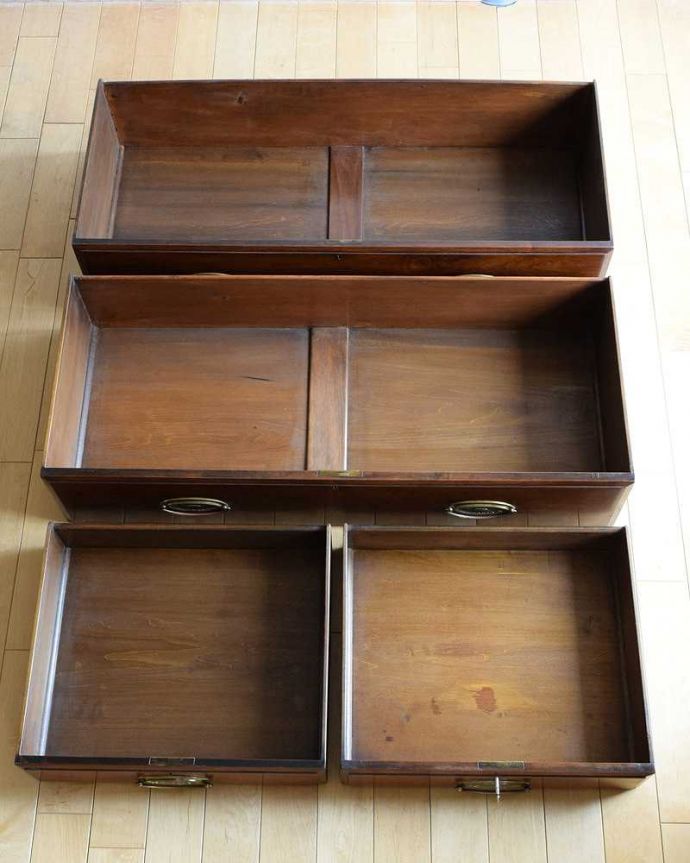 サイドボード　アンティーク家具　英国アンティーク家具、フルーツモチーフのタイルのミラー付きウォッシュハンドスタンド（チェスト）。タオルやリネンが入っていた引き出し顔や手を洗って、引き出しの中からタオルを取り出して使っていたチェストタイプのウォッシュスタンド。(k-2067-f)