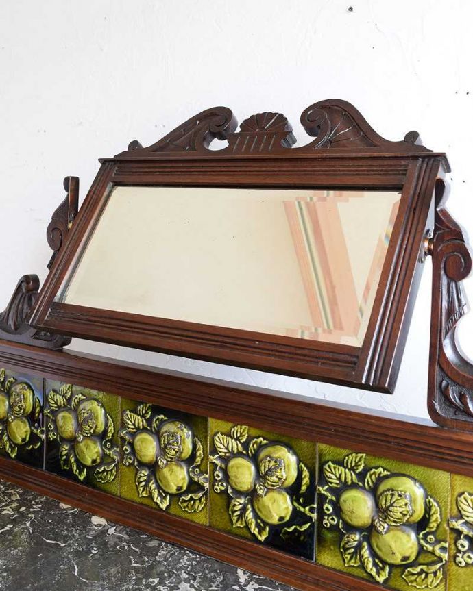 サイドボード　アンティーク家具　英国アンティーク家具、フルーツモチーフのタイルのミラー付きウォッシュハンドスタンド（チェスト）。キラッと輝くアンティークのミラーアンティークの鏡はとても分厚いのでカッティングがキレイです。(k-2067-f)