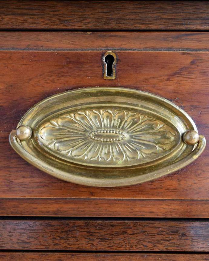 サイドボード　アンティーク家具　英国アンティーク家具、フルーツモチーフのタイルのミラー付きウォッシュハンドスタンド（チェスト）。開ける度にワクワク･･･引き出しの取っ手も可愛いデザイン。(k-2067-f)