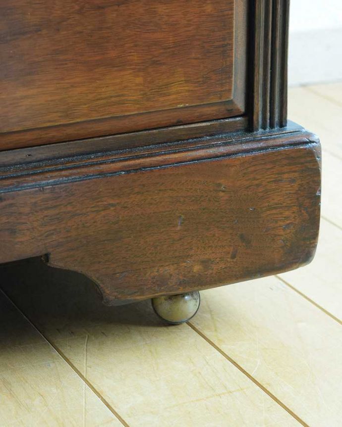 サイドボード　アンティーク家具　英国アンティーク家具、フルーツモチーフのタイルのミラー付きウォッシュハンドスタンド（チェスト）。女性1人でラクラク運べちゃうんです足先にはキャスターも付いています。(k-2067-f)