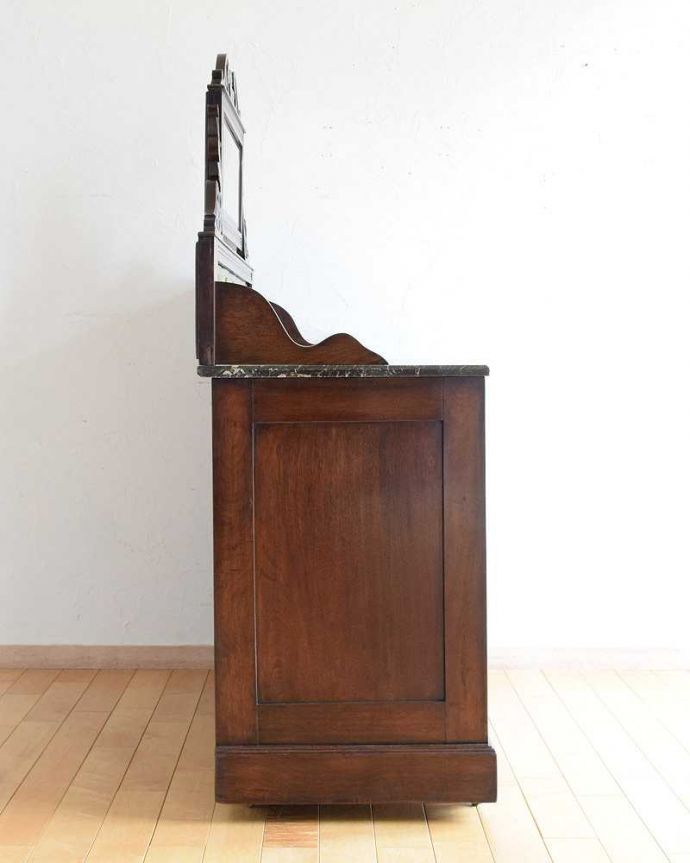 サイドボード　アンティーク家具　英国アンティーク家具、フルーツモチーフのタイルのミラー付きウォッシュハンドスタンド（チェスト）。横から見てもステキもちろん、横から見てもキレイに仕上がっているので、いろんな場所に置いて使って下さい。(k-2067-f)