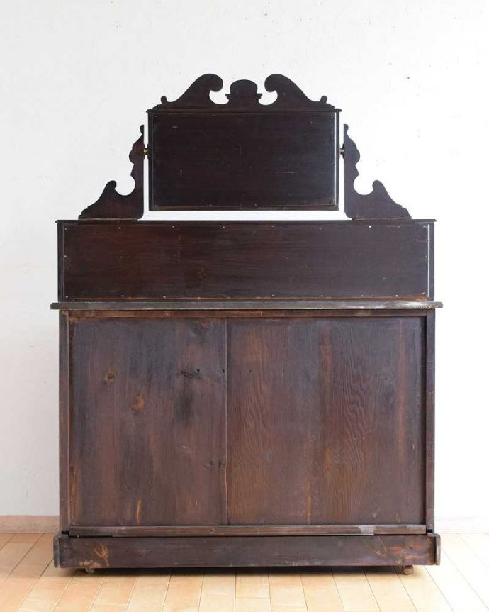 サイドボード　アンティーク家具　英国アンティーク家具、フルーツモチーフのタイルのミラー付きウォッシュハンドスタンド（チェスト）。後ろ姿にも自信がありますアンティークは新品ではないので、経年変化によるキズはありますが、専門の職人がキレイにお直しをしているので、後姿までキレイです。(k-2067-f)