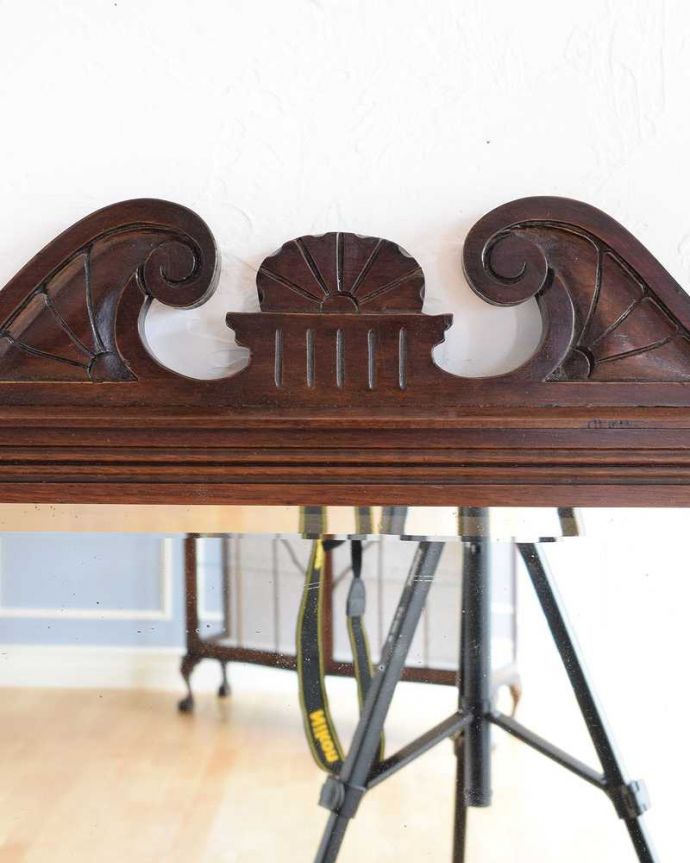 サイドボード　アンティーク家具　英国アンティーク家具、フルーツモチーフのタイルのミラー付きウォッシュハンドスタンド（チェスト）。至る所に繊細な彫いろんな彫のデザインがありますが、個人的に美しいと思える女性らしく優雅なデザインを選んできました。(k-2067-f)