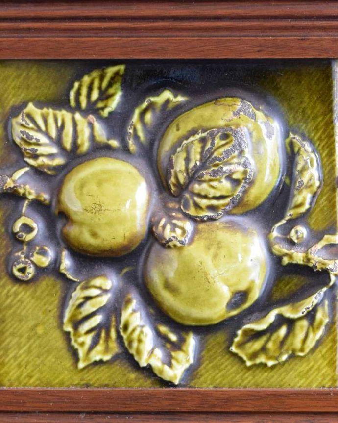 サイドボード　アンティーク家具　英国アンティーク家具、フルーツモチーフのタイルのミラー付きウォッシュハンドスタンド（チェスト）。アンティークらしい独特の風合い美しいアンティークのタイル。(k-2067-f)